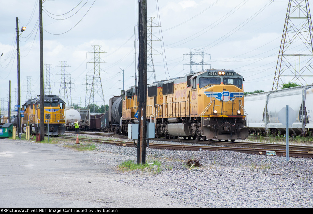 UP 4584 pulls out to pick up another cut of cars 